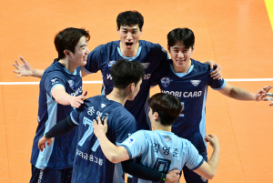 홈팬 앞 0:2→3:2 대역전극!…'알리,93.75%' 맹폭격 우리카드, 삼성화재 잡고 '5할' 유종의 미 [장충 리뷰]