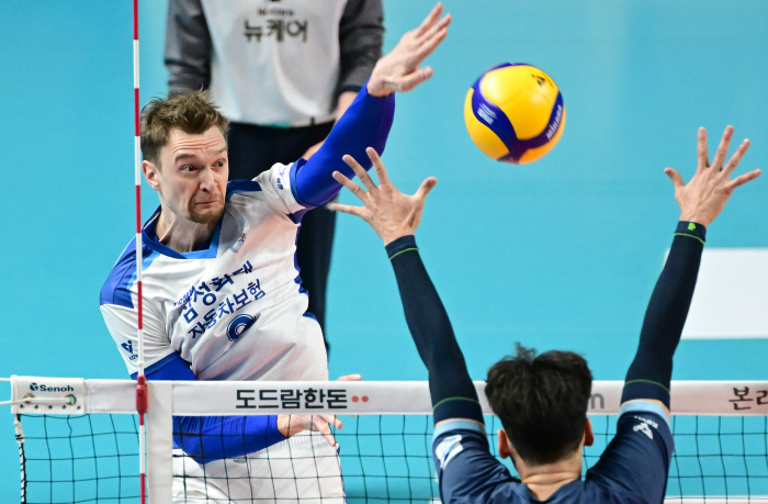 홈팬 앞 0:2→3:2 대역전극!…'알리,93.75%' 맹폭격 우리카드,…