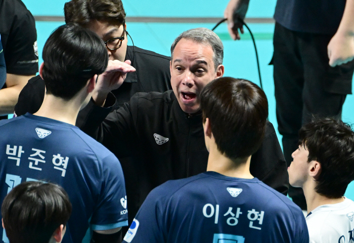 홈팬 앞 0:2→3:2 대역전극!…'알리,93.75%' 맹폭격 우리카드,…