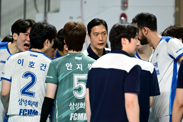 홈팬 앞 0:2→3:2 대역전극!…'알리,93.75%' 맹폭격 우리카드,…