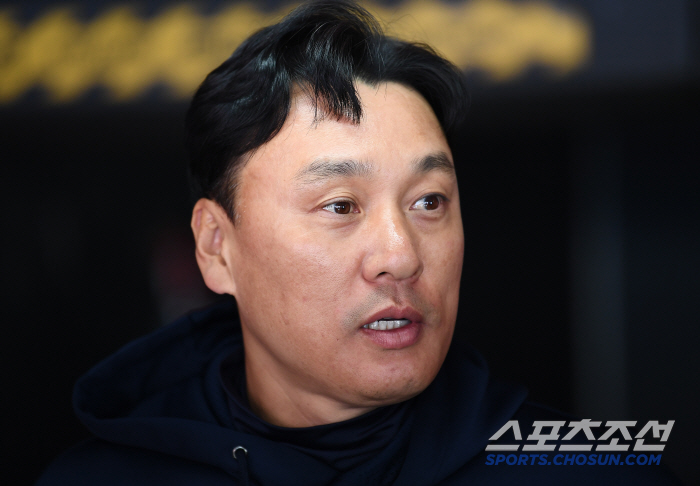 제법 노련해진 '감독 이승엽'의 '강약약강' 언론플레이 → 결국 '좌익수 유격수 2루수 5선발' 다 만들었다