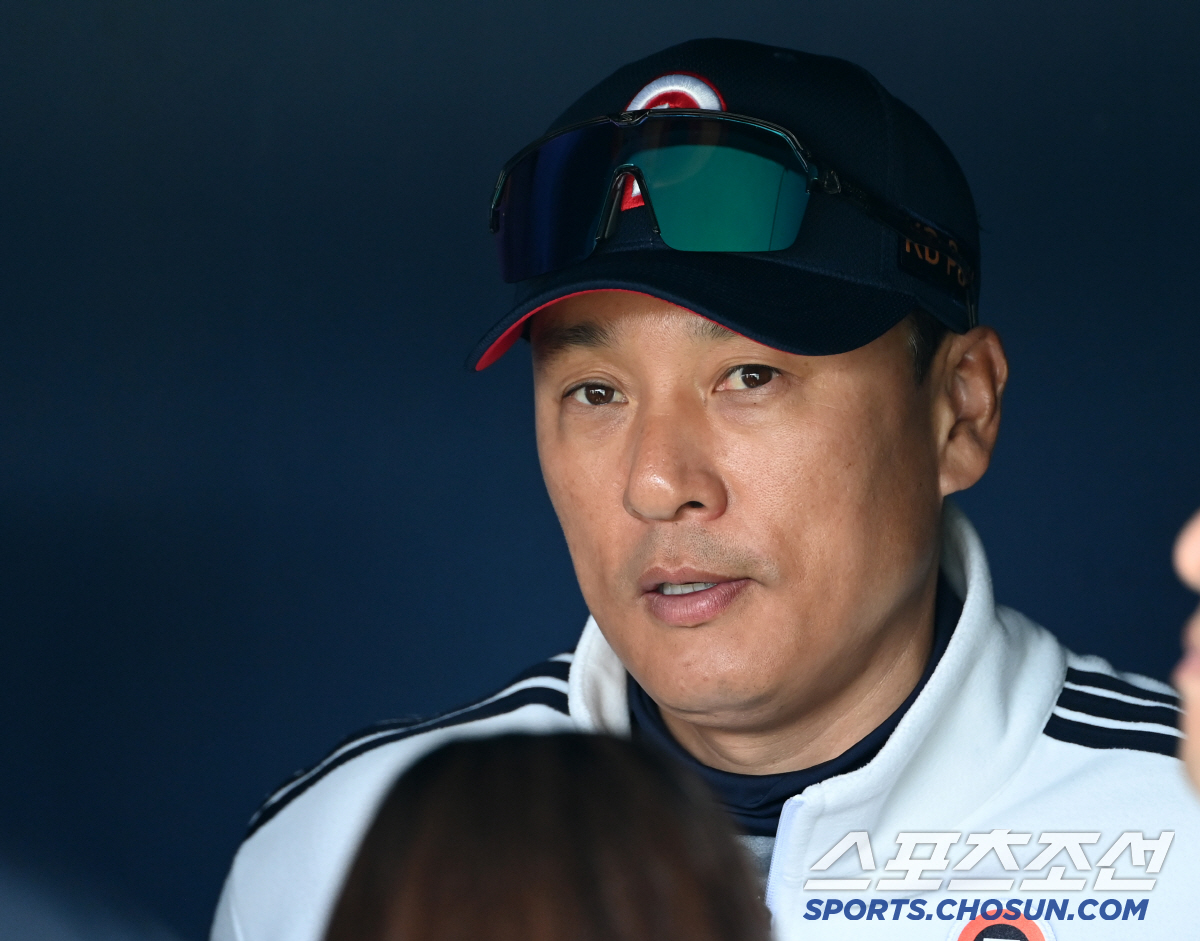 제법 노련해진 '감독 이승엽'의 '강약약강' 언론플레이 → 결국 '좌익수…