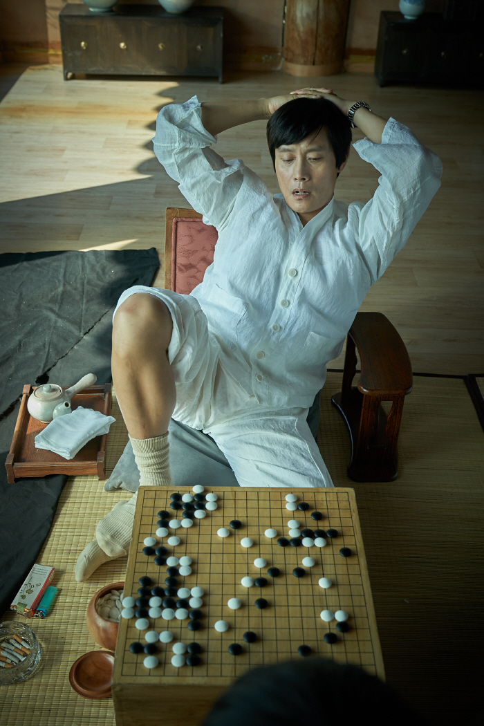 [SC리뷰] 유아인이란 '자충수' 둔 '승부', '신의 한 수' 이병헌으…
