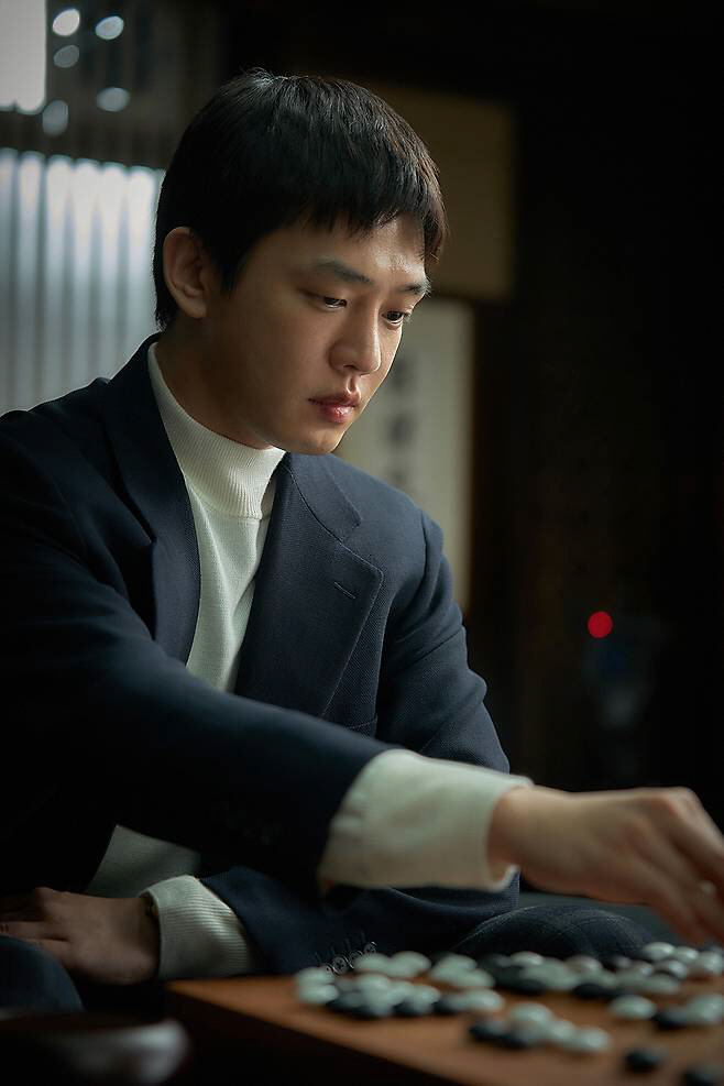 [SC리뷰] 유아인이란 '자충수' 둔 '승부', '신의 한 수' 이병헌으…