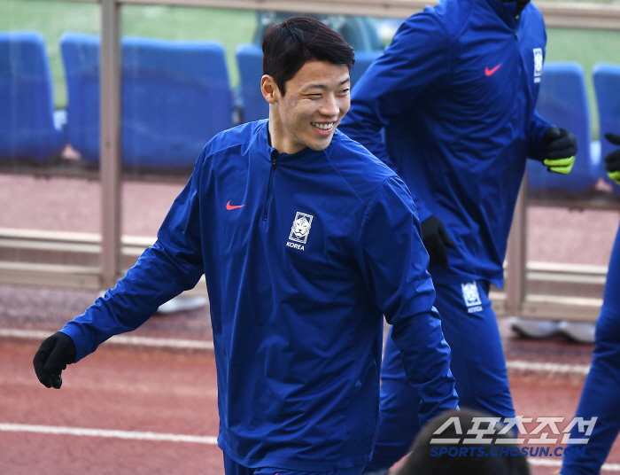 드디어 '완전체'→선수들과 함께 뛴 홍명보 감독, 오만전 승리 다짐 '환…