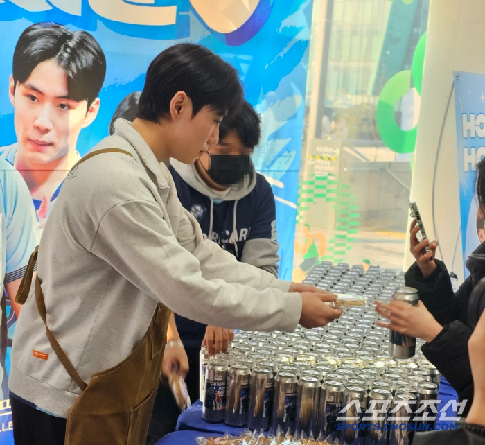 "행복한 추억 안고 가시길" 3년 차 세터가 지갑을 활짝 열었다…팬 사랑 보답한 '최종전의 선물'