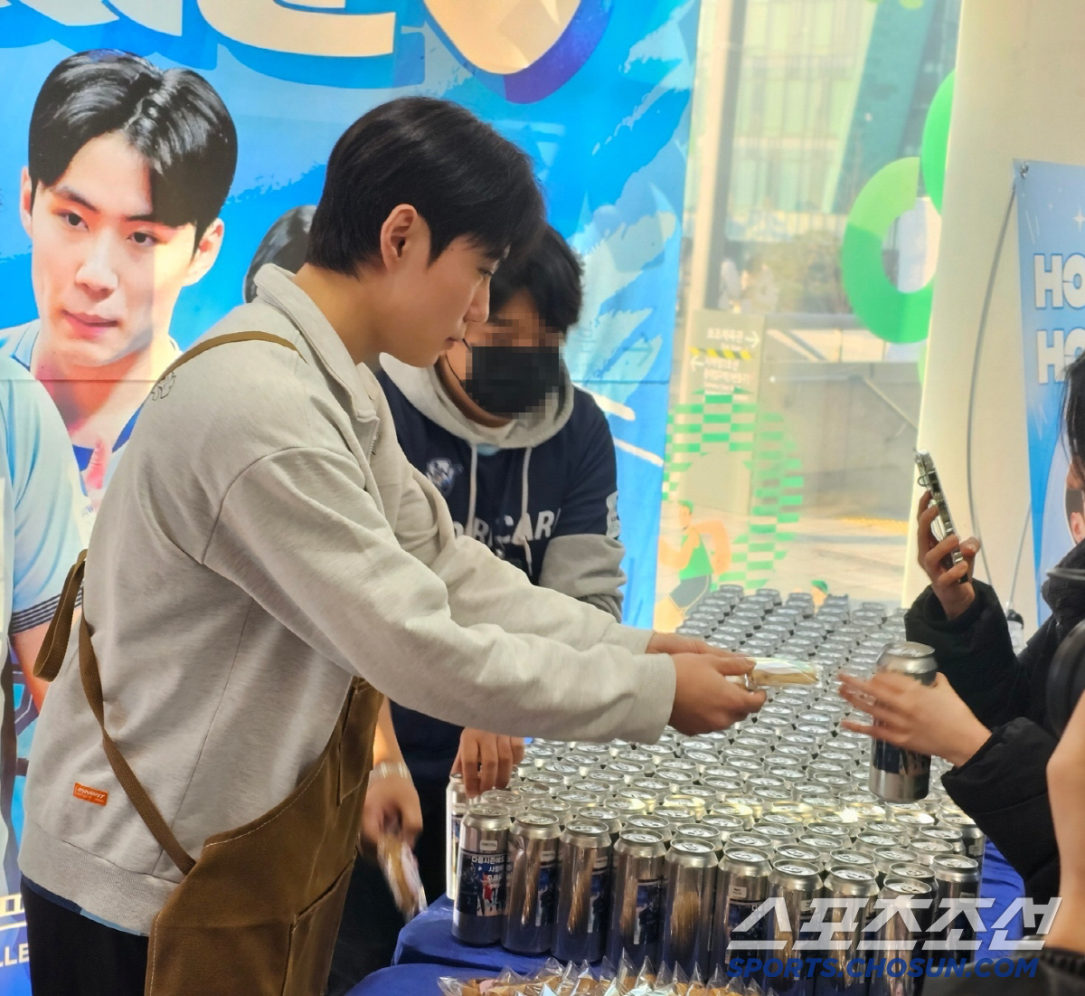 "행복한 추억 안고 가시길" 3년 차 세터가 지갑을 활짝 열었다…팬 사랑…