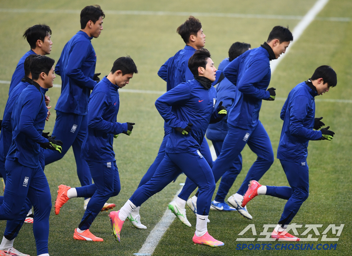 '대표팀 뒤늦은 합류' 이강인 그래도 웃으며 훈련, '오만전 승리 AGA…
