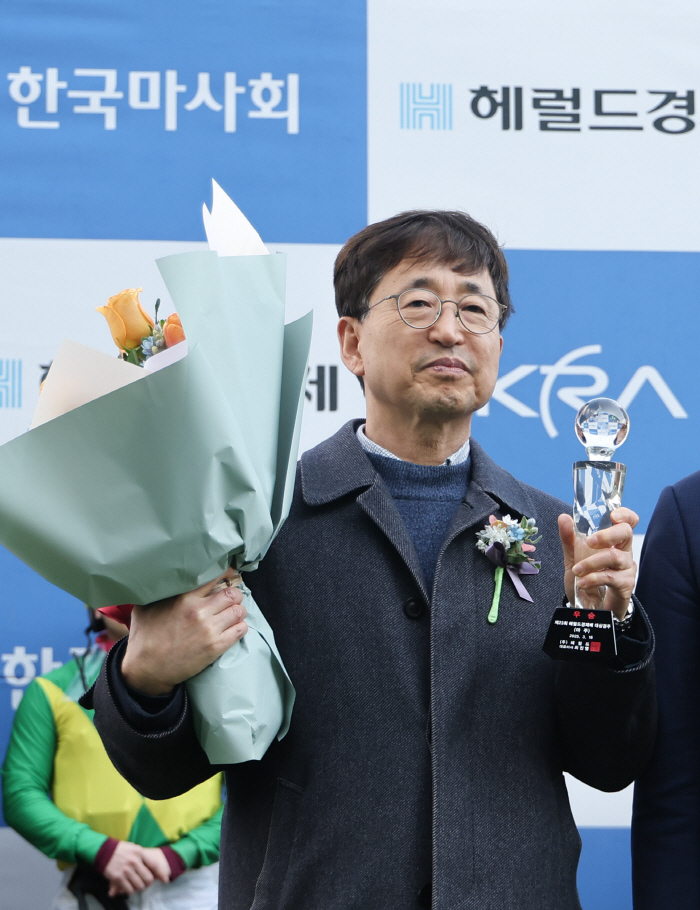 [경마]한국 경마 최초…이종훈 마주 전인미답 300승 달성