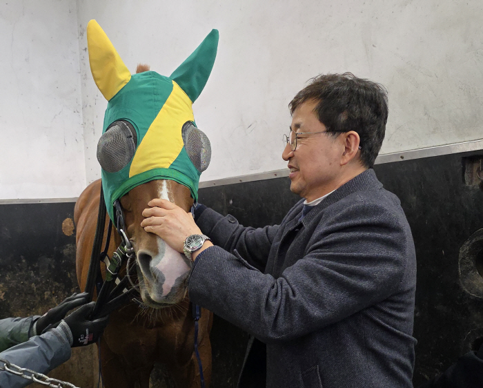 [경마]한국 경마 최초…이종훈 마주 전인미답 300승 달성