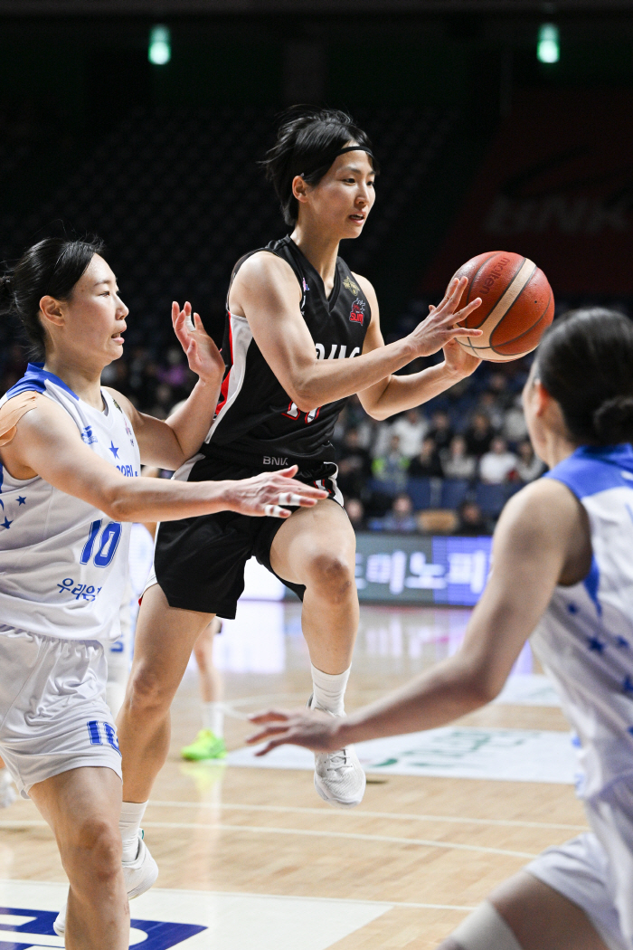 [현장분석] 박혜진 결정적 3점포, 김단비 회심의 점퍼는 림을 외면했다.…