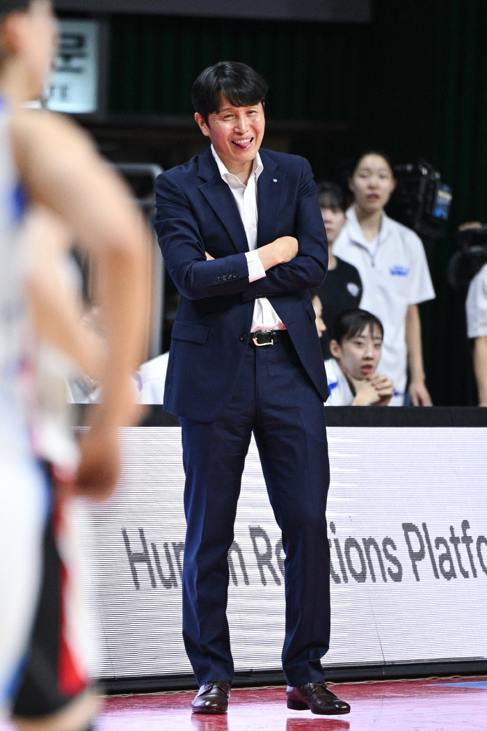 [현장인터뷰] 우리은행 위성우 감독 "박혜진 마지막슛, 정말 축하. 내 마음 속 최고 선수는 김단비"