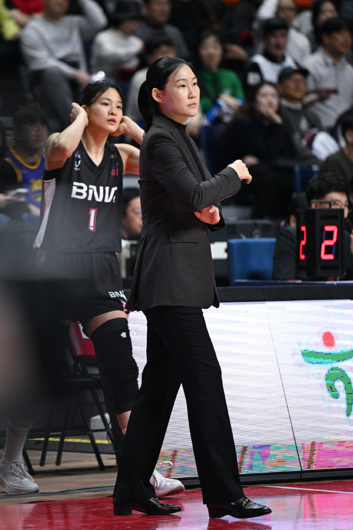 [현장인터뷰] BNK 박정은 감독 "안혜지 부단히 노력, 내 마음속 MVP는 박혜진"