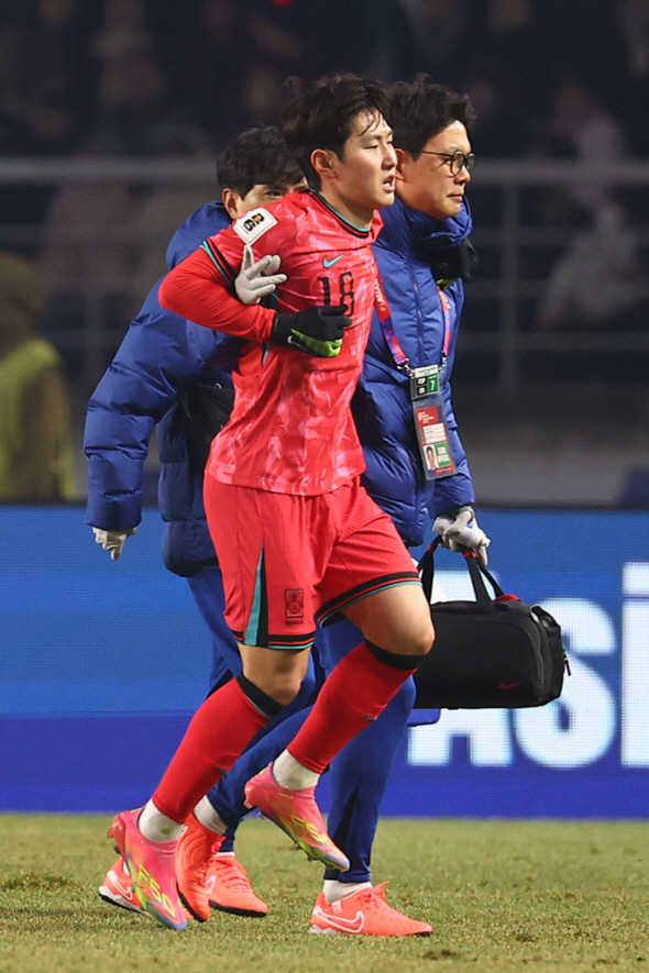 "앗! 이강인 어떡하나" 걷지도 못하고 업혀 나갔는데 목발 포착…왼발목 …