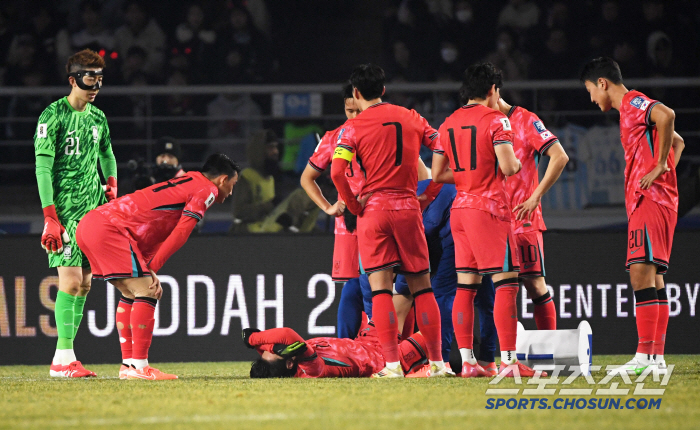 "앗! 이강인 어떡하나" 걷지도 못하고 업혀 나갔는데 목발 포착…왼발목 …