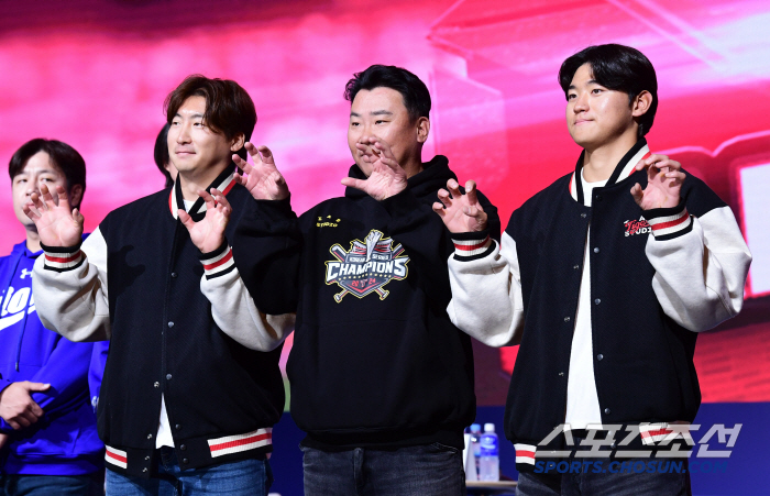 "황성빈은 자기를 바라겠지만 외모가..." 10개구단 감독이 뽑은 올해 …