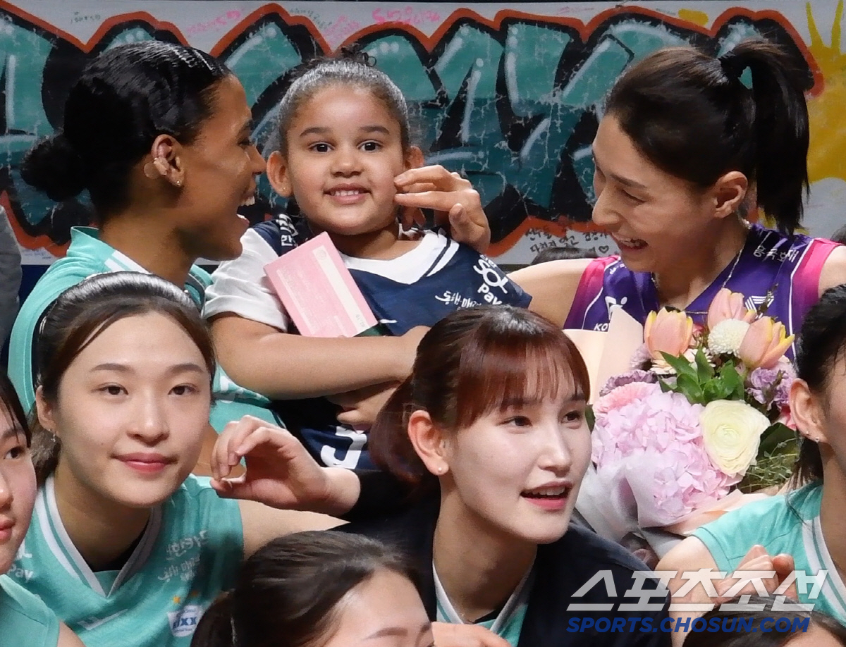 김연경의 대범한 호객 행위, 표정 굳은 서울 팀 선수와 팬들 [장충 현장…