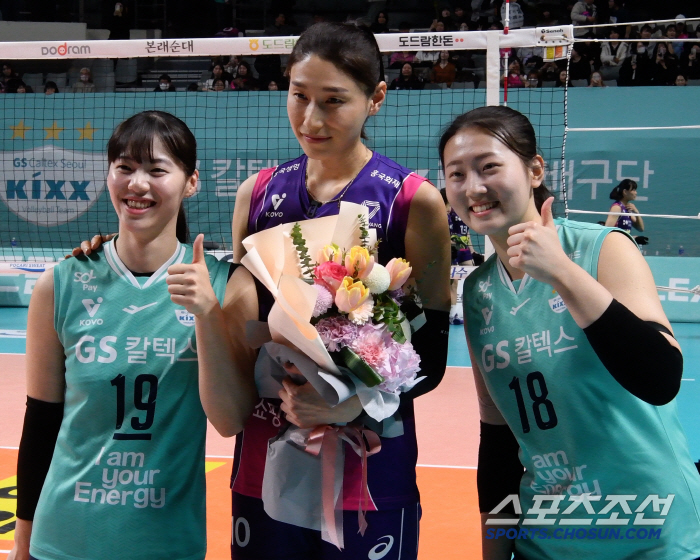 김연경의 대범한 호객 행위, 표정 굳은 서울 팀 선수와 팬들 [장충 현장…