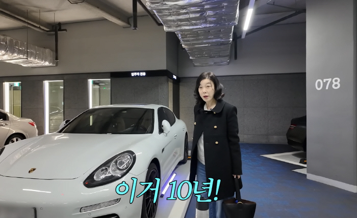 '리치 언니' 최화정, 억대 슈퍼카 내부 공개.."내 차 너무 예쁘지?"