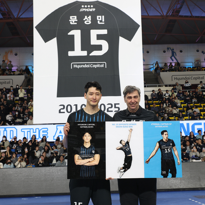 "은퇴 결심? 전혀 몰랐다" 문성민, 눈물의 작별인사…'은사' 김호철·최…