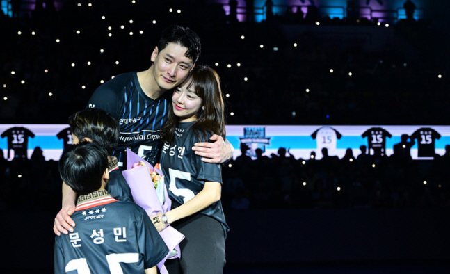 "은퇴 결심? 전혀 몰랐다" 문성민, 눈물의 작별인사…'은사' 김호철·최…