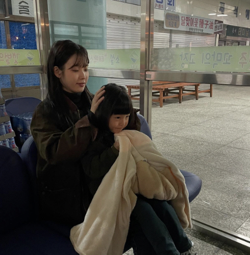 아이유, '폭싹' 비하인드 대방출..'금명이 남편 공개' 오늘(21일) …
