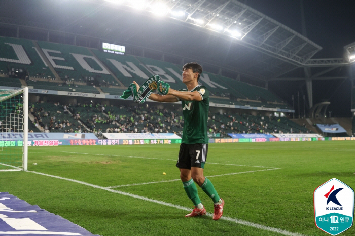 '국가대표 날개 장착' 충남아산, 전북서 '베테랑' 한교원 전격 영입[오…