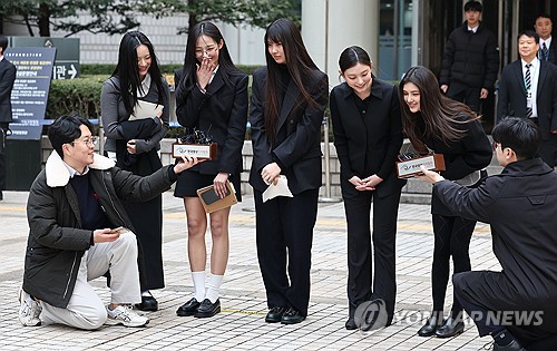 뉴진스 "법원 판단에 실망…우릴 혁명가로 만들고 싶어해"
