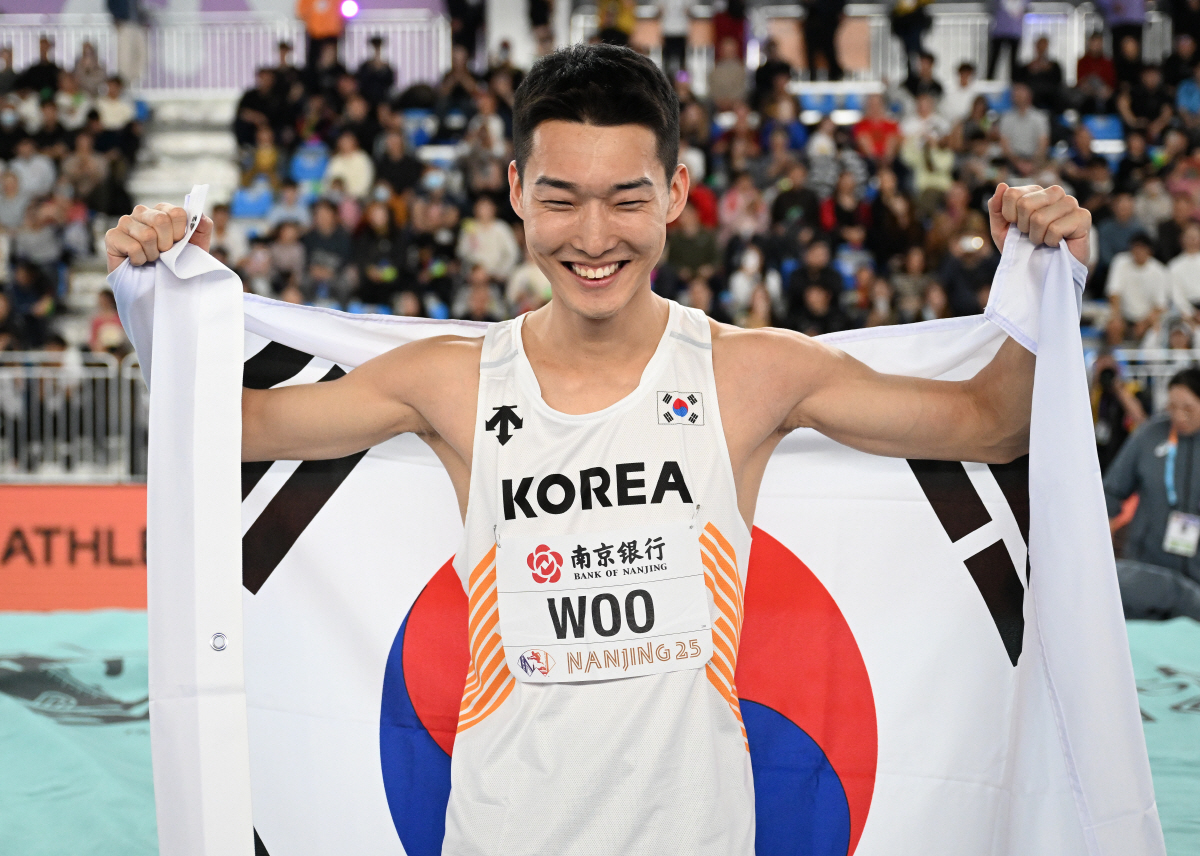 "올림픽 아픔 딛고 다시 스마일" 우상혁, 3년 만에 세계실내선수권 정상…
