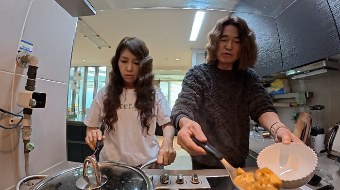 홍서범♥조갑경, 두 딸과 사는 '90평 펜트하우스' 공개...신발만 30…