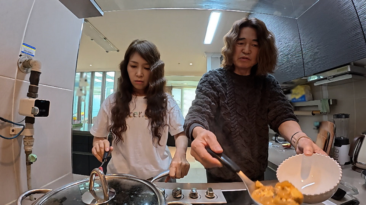 홍서범♥조갑경, 두 딸과 사는 '90평 펜트하우스' 공개...신발만 30…