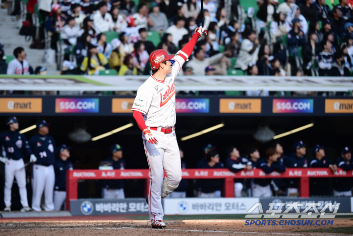 '18억 백업' 울분의 한 방! → '꿈이냐 생시냐' 손이 덜덜 떨려 사인도 못 했다 [문학 현장]