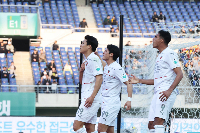 [K리그1 리뷰]0:1→2:1→2:2→3:2! '강현제 극장골' 포항, …