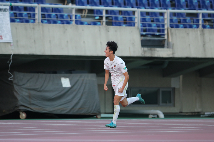 [K리그1 리뷰]0:1→2:1→2:2→3:2! '강현제 극장골' 포항, …