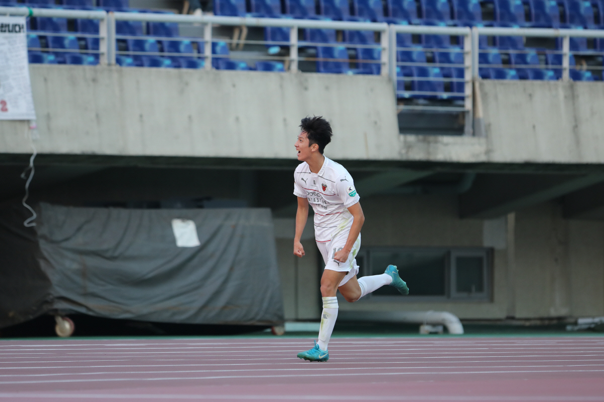 [K리그1 리뷰]0:1→2:1→2:2→3:2! '강현제 극장골' 포항, …