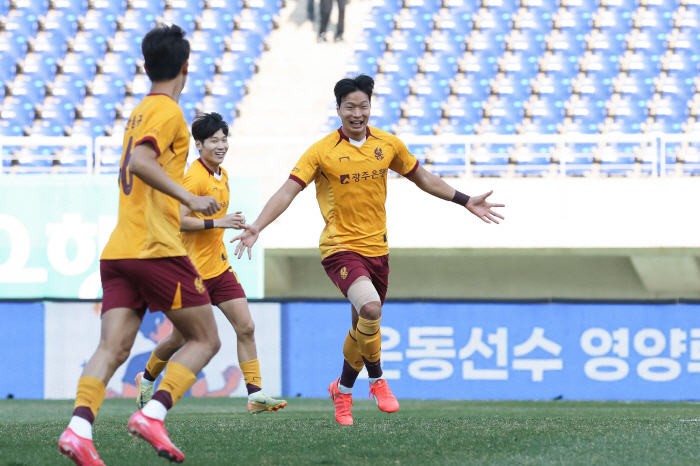 '하마터면 큰일날 뻔…' 광주 조성권, 포항전서 충돌 후 쓰러져 응급 후…