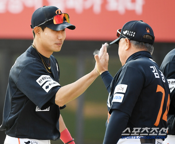 "사실 더 크게 세리머니 하고 싶었는데" 50억 FA 이적생은, 결승타 …