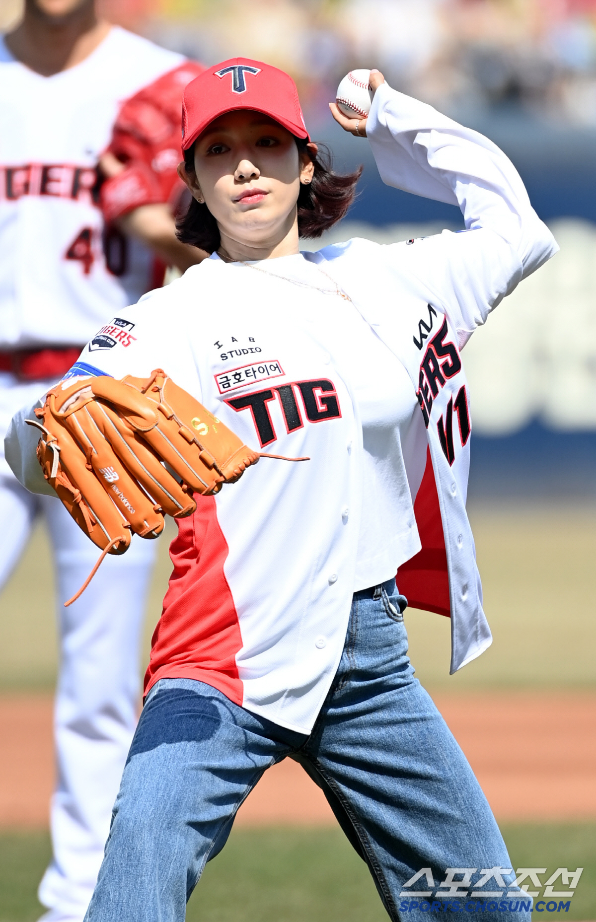 '타이거즈 승리요정 왔다' 개막전 시구 나선 박신혜, '랜디 신혜의 깔끔…
