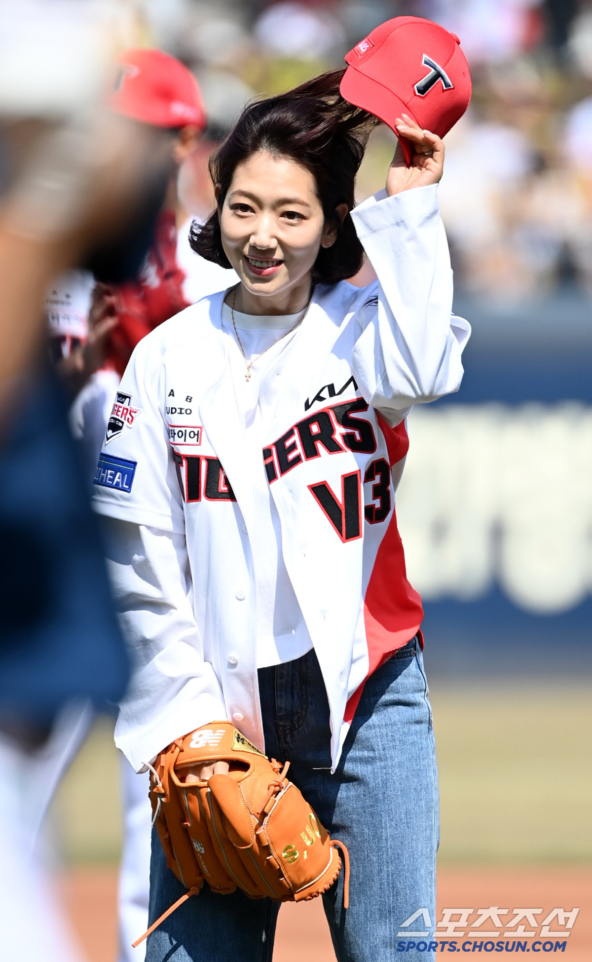 '타이거즈 승리요정 왔다' 개막전 시구 나선 박신혜, '랜디 신혜의 깔끔…