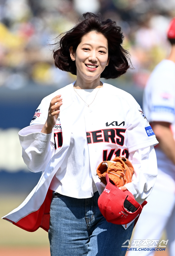 '타이거즈 승리요정 왔다' 개막전 시구 나선 박신혜, '랜디 신혜의 깔끔…