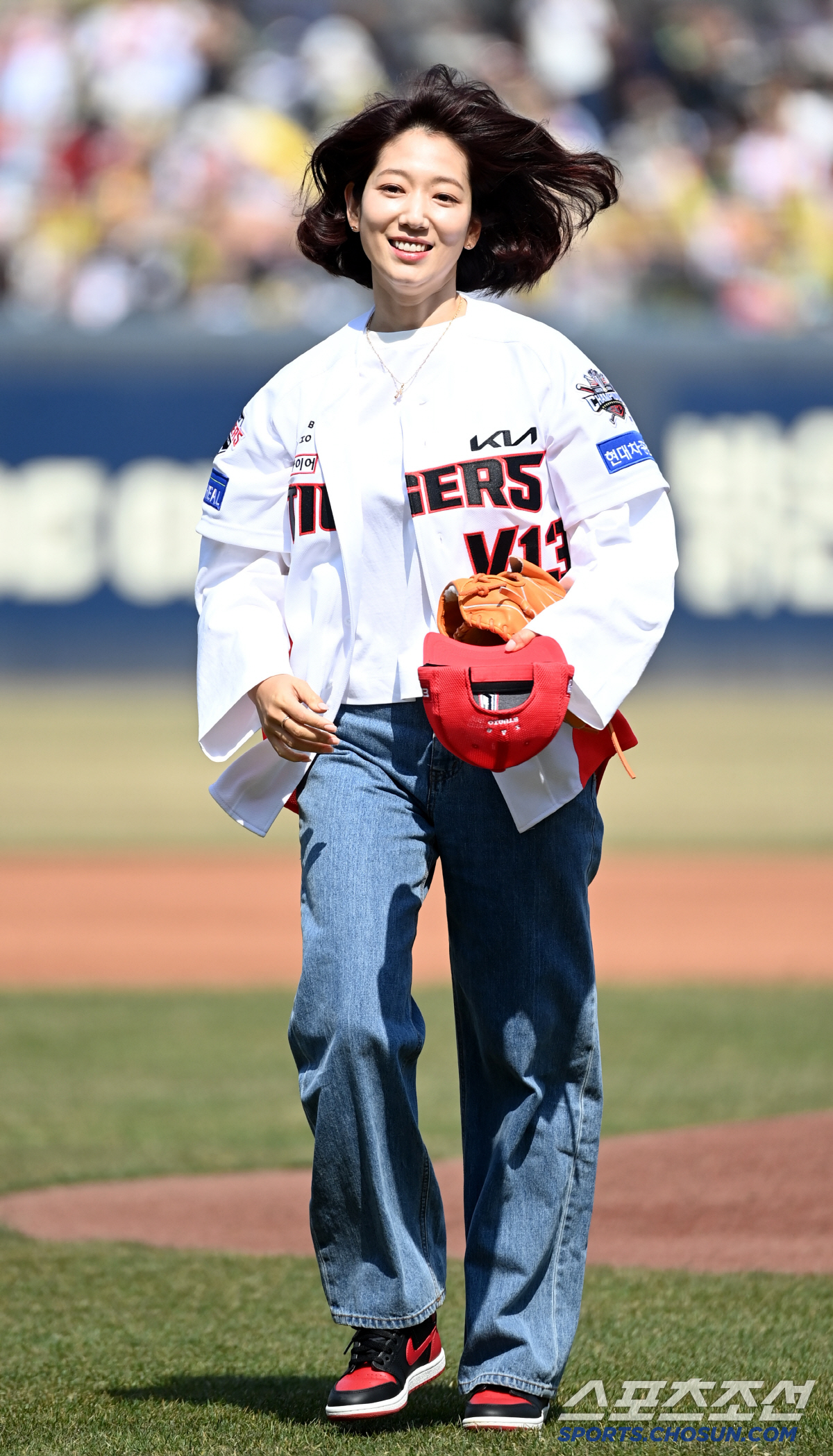 '타이거즈 승리요정 왔다' 개막전 시구 나선 박신혜, '랜디 신혜의 깔끔…