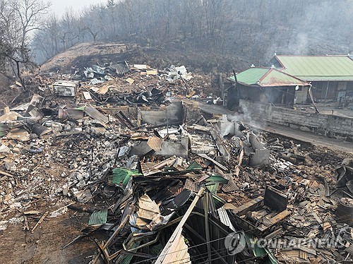 (의성=연합뉴스) 윤관식 기자 = 경북 의성군 대형 산불 발생 이틀째인 23일 의성군 안평면의 한 주택이 산불로 전소돼 폐허가 된 모습을 보이고 있다. 2025.3.23 psik@yna.co.kr