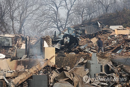 (의성=연합뉴스) 윤관식 기자 = 경북 의성군 대형 산불 발생 이틀째인 23일 의성군 안평면의 한 주택이 산불로 인해 폐허가 된 모습을 보이고 있다. 2025.3.23 psik@yna.co.kr