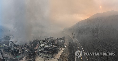 (의성=연합뉴스) 윤관식 기자 = 경북 의성군 대형 산불 발생 이틀째인 23일 의성군 산불 현장이 연기로 뒤덮여 있다. 2025.3.23 psik@yna.co.kr