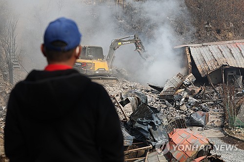 (의성=연합뉴스) 윤관식 기자 = 경북 의성군 대형 산불 발생 이틀째인 23일 의성군 안평면의 한 주택이 산불로 전소된 가운데 철거작업이 진행되고 있다. 2025.3.23 psik@yna.co.kr