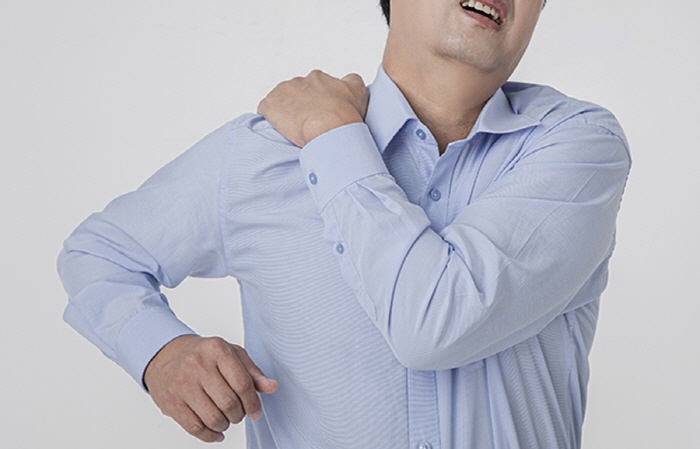 어깨·팔꿈치 통증, 알고 보니 경추 때문?…심한 경우 젓가락질도 힘들어