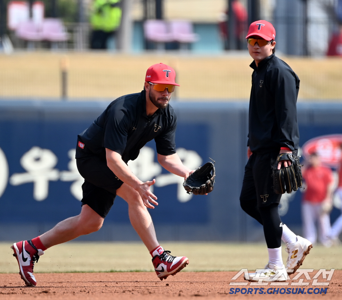 '김도영 없다' 비상 걸린 호랑이들...윤도현-위즈덤은 3루 수비연습. …