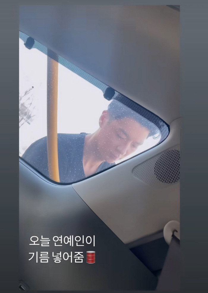 “연예인이 기름 넣어 줌”..가수 팀 주유소서 포착
