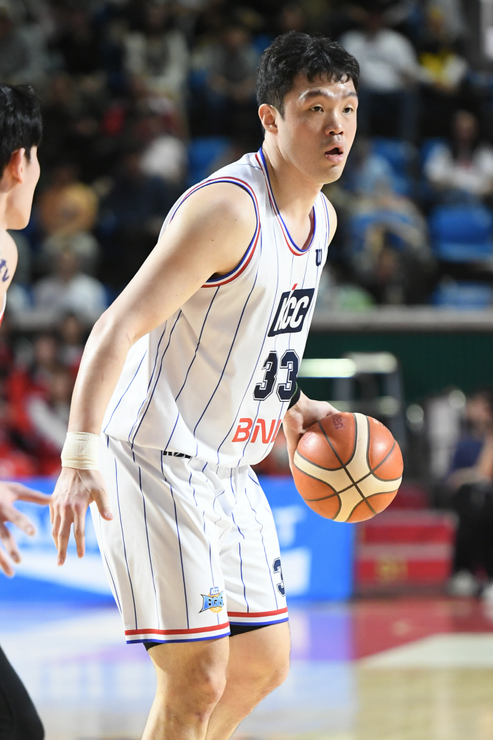 [현장리뷰]"투지 있게 하자!" 이승현 풀타임 고군분투 KCC, '1위'…