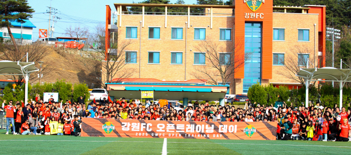 '작년 대비 팬 참여 2배 늘었다' 강원FC, 2025년 오픈트레이닝 '…